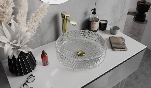 Elegantne glamuurist vannituba – klaas ja kuldsed detailid
