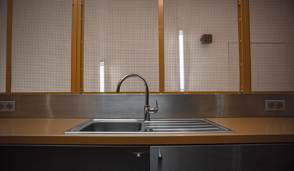 Dekoratiivne metalleht köögi seinale - kas see on hea idee?